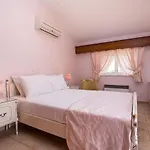 Laylande House Theológosz