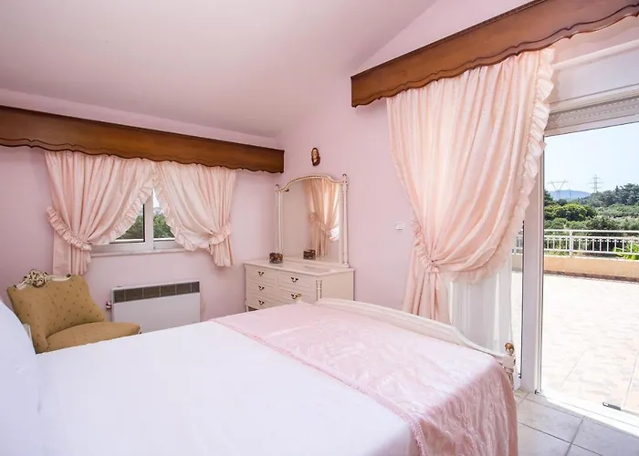 Laylande House Theológos