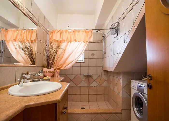 Laylande House Theológos