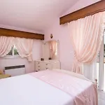 Laylande House Theológos