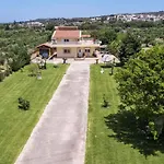 Laylande House Theológos