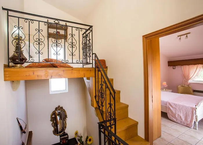 Laylande House Theológos