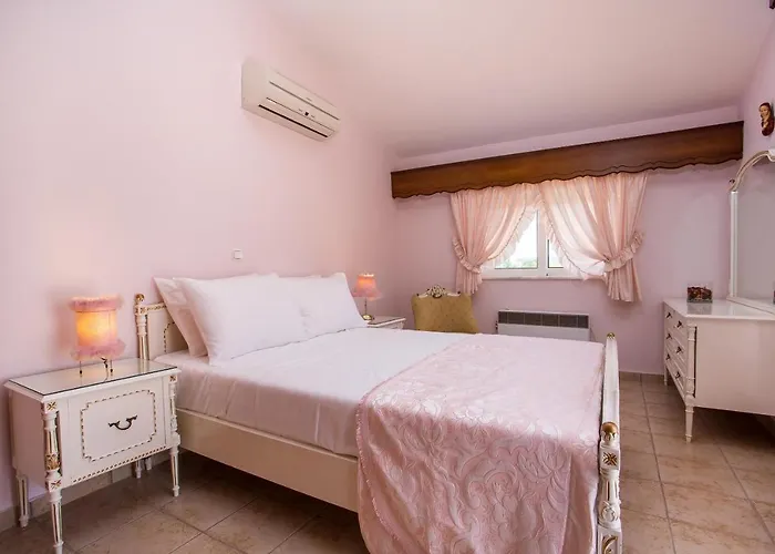 Laylande House Theológos